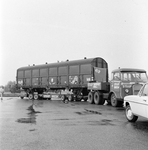 168108 Afbeelding van het transport van een goederenwagen type Hbis van de N.S. per vrachtauto ( rolwagenvervoer of ...